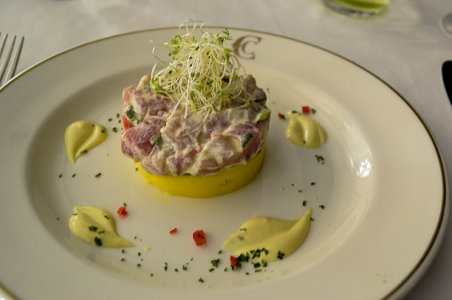 Causa abierta con tartar de atún y palta acevichada