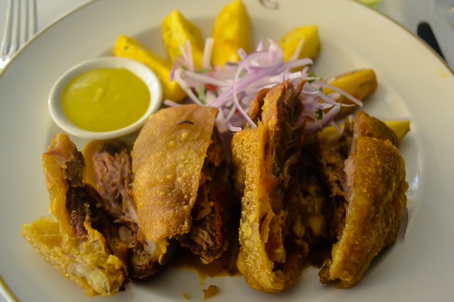 Codillo de cerdo crocante con salsa criolla con papas huamantanga y ocopa arequipeña