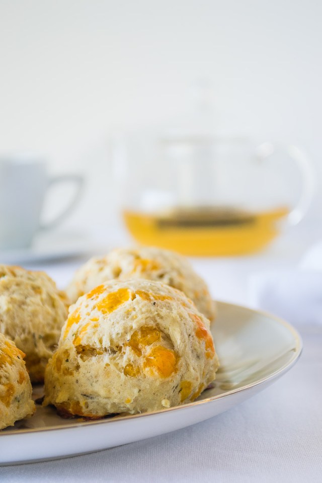 Scones de Queso Cheddar con Hierbas